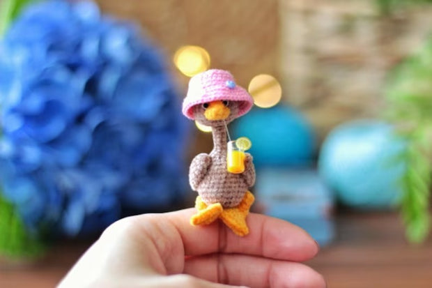 Amigurumi crochet pattern of small goslings