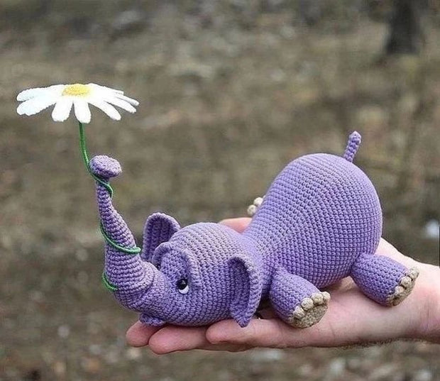 Amigurumi Elephant and balloon.