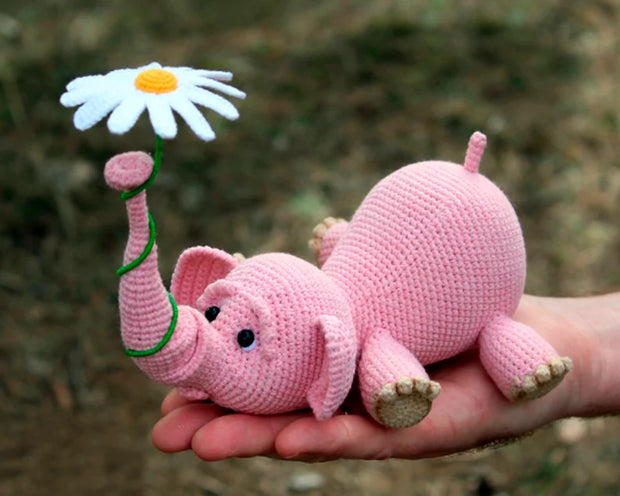 Amigurumi Elephant and balloon.
